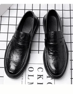 Vista dall'alto di eleganti mocassini in pelle nera da uomo in stile business formale