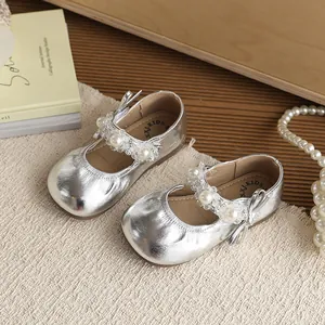 Elegante zilveren prinsessenschoenen voor meisjes met verfijnde parel- en strikaccenten