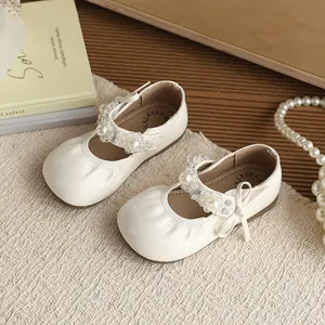 Elegante crème babyschoenen voor meisjes met parels en strikdetail