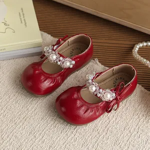 Elegante rode prinsessenschoenen voor meisjes met parelbandjes en geplooide details