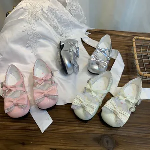 Vista detallada de varios zapatos de princesa Lolita con lazos dulces y encaje para niñas
