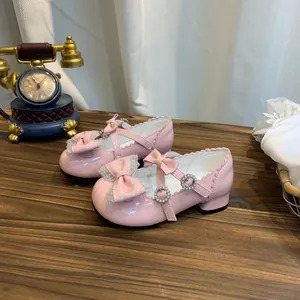 Dulces zapatos de princesa rosa de charol para niñas con lazos de encaje y perlas.