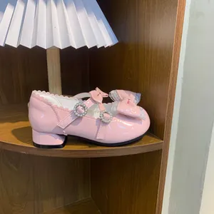 Detalle de un zapato de princesa Lolita rosa para niña con un delicado lazo de encaje