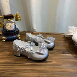 Vista detallada de zapatos de princesa Lolita plateados con lazo dulce y encaje