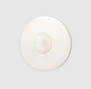 Vue détaillée d'un bouton en nacre blanche avec tige pour les vêtements de luxe