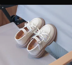 Detailansicht beige Mädchen Mary Jane Schuhe mit zarten Spitzen- und Schleifendetails