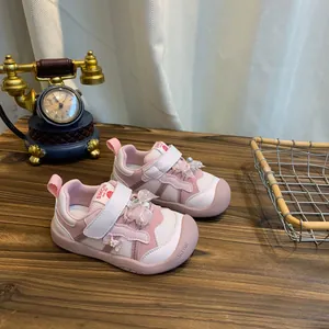 Detailweergave van de roze en witte ademende mesh-sneakers voor peuters met strikjes