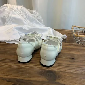 Vista trasera detallada de zapatos de princesa Lolita blancos para niñas con lazos de encaje