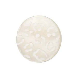 Bouton premium en nacre blanche naturelle avec un motif léopard subtilement gravé