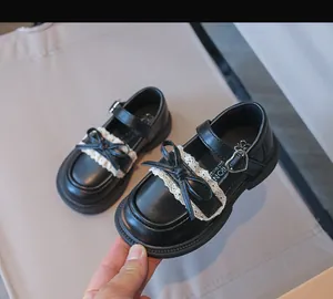 Detailansicht schwarzer Mary Jane Schuhe für Mädchen mit eleganter Spitzenschleife und Herzschnalle