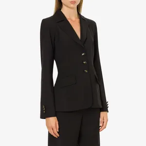 Hochwertige japanische Messingknöpfe an einem klassischen schwarzen Damenanzug-Blazer