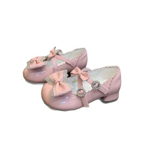 Hermosos zapatos de princesa de charol rosa para niñas con lazos y detalles de encaje