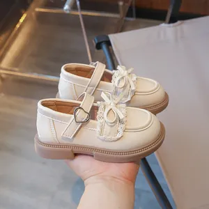 Elegante beige Mädchen Mary Jane Prinzessinnenschuhe mit zarter Spitzenschleife und Herz.