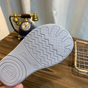 Detail van de antislipzool van een kindersportschoen met golvend grippatroon blauw.