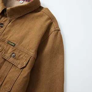 Vue détaillée d'une chemise en jean marron pour homme avec doublure polaire et poche.