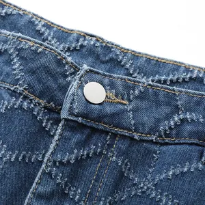 Vue détaillée d'un pantalon en denim bleu avec motif en losange texturé et bouton de taille.