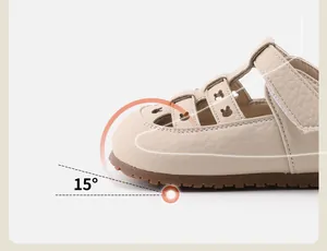 Primer plano de sandalia de cuero beige para niños con el diseño de punta curva de 15°