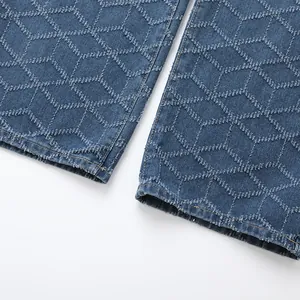 Gros plan sur un tissu en denim bleu avec des motifs géométriques à franges complexes