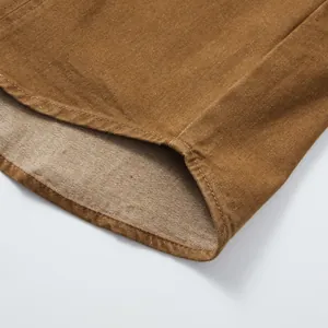 Gros plan détaillé montrant la couture de l'ourlet d'une chemise en jean marron pour hommes