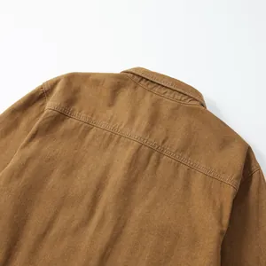 Vue macro détaillée de l'empiècement arrière et du col d'une chemise denim marron