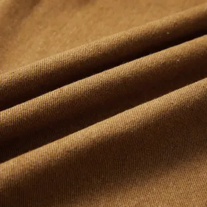 Gros plan sur la texture du tissu denim sergé marron de haute qualité de la chemise