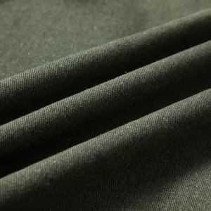 Detailansicht der atmungsaktiven olivgrünen Baumwollstoff-Textur des Freizeithemdes.