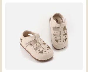 Vista detallada de sandalias para bebé beige transpirables con suelas suaves