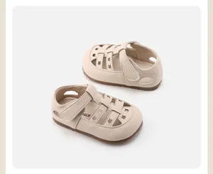 Detalle de sandalias beige caladas para bebé con suelas blandas y antideslizantes