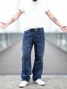 Jean bleu pour homme coupe droite avec un design brodé de motifs losanges texturés en 3D