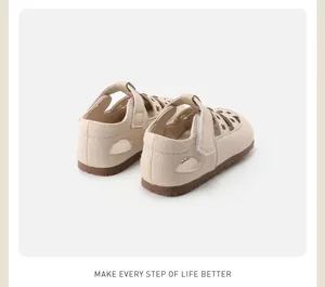 Detalle trasero de sandalias de cuero beige para niños con suelas suaves