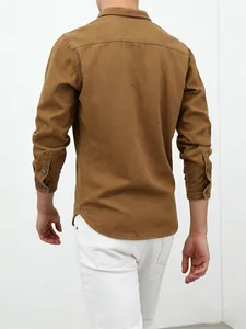 Vue arrière d'une chemise en jean marron classique pour homme avec col rabattu