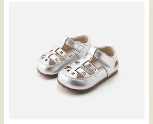 Detalle de sandalias infantiles plateadas metalizadas con recortes en forma de corazón