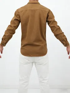 Vue arrière d'une chemise en denim marron décontractée pour hommes au style minimaliste