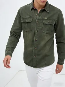 Modisches grünes Langarmhemd für Herren aus Baumwolle mit zwei Brusttaschen im Casual-Stil