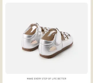 Vista trasera de sandalias de cuero plateado para niños con diseño calado y suelas suaves