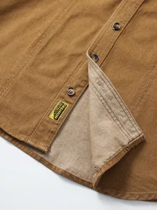 Gros plan d'une chemise décontractée en denim marron pour hommes avec étiquette.