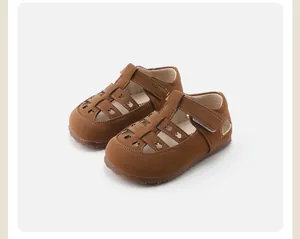 Sandalias marrones transpirables para niños con calados de corazón y velcro
