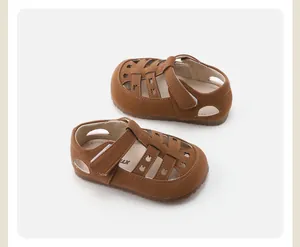 Vista detallada de sandalias marrones caladas y transpirables para niños con suelas blandas.