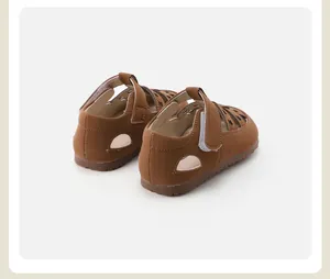 Vista trasera de sandalias marrones para niños con talón calado y cierre de velcro