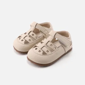 Sandalias de cuero beige para niños con diseño calado y suela suave antideslizante cómoda