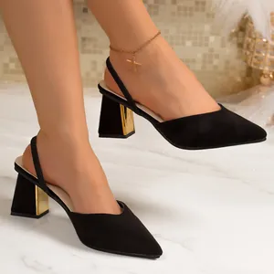 Elegante schwarze Slingback-Pumps aus Wildlederimitat mit Blockabsatz und Goldakzent