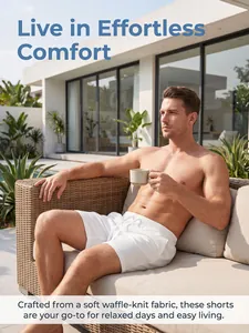 Λεπτομερής προβολή της ανδρικής λευκής casual βερμούδας με ύφανση βάφλας σε εξωτερικό
