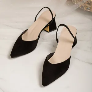 Detailansicht eleganter schwarzer Wildleder-Slingpumps mit goldenem Blockabsatz