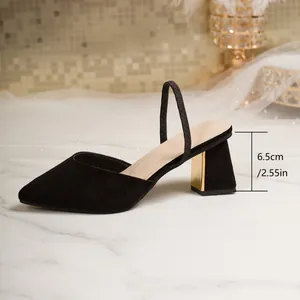 Detailansicht der 6,5 cm hohen Blockabsatzhöhe der schwarzen spitzen Damen-Sandale.