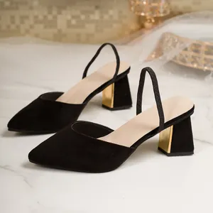 Nahaufnahme von eleganten schwarzen Wildleder-Slingpumps mit goldenem Blockabsatz.