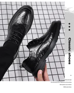 Detailansicht der schwarzen Herren-Business-Lederschuhe mit hochwertiger Textur und Schnürdesign
