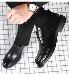 Detailansicht von schwarzen Herren-Business-Lederschuhen zum Schnüren mit glänzendem Finish.