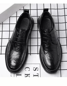 Draufsicht auf schwarze Herren Business-Lederschuhe mit elegantem Schnürverschluss Detail