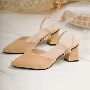Elegante beige Wildleder-Pumps mit spitzer Zehenpartie und dekorativem Goldblockabsatz