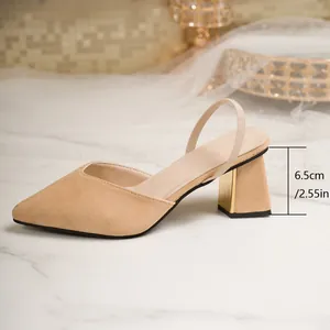 Detailansicht der beigen Wildleder-Slingpumps mit 6,5 cm hohem Blockabsatz und Goldakzent